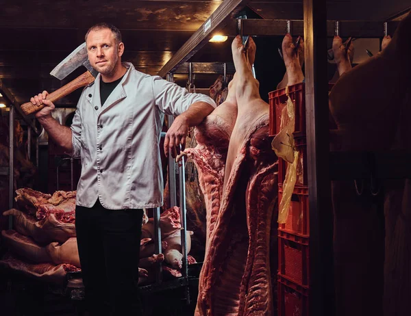Retrato Açougueiro Roupão Cozinha Branca Segura Machado Uma Fábrica Carne — Fotografia de Stock