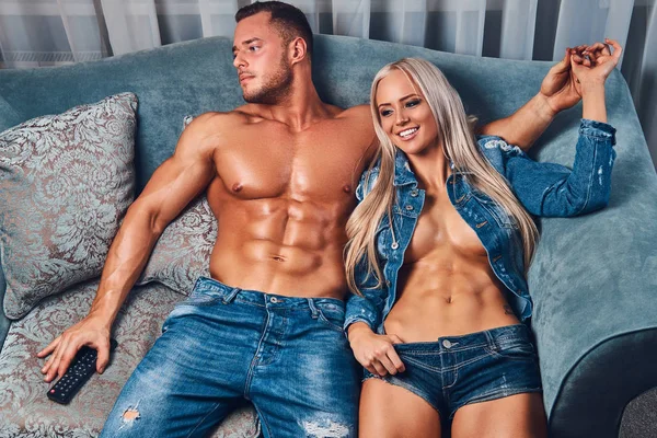 Young Sexy Fashion Couple Sitting Sofa Relaxing Have Fun — Stock Photo, Image