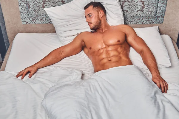 Modelo Masculino Musculoso Sexy Sin Camisa Tumbado Solo Cama Dormitorio — Foto de Stock