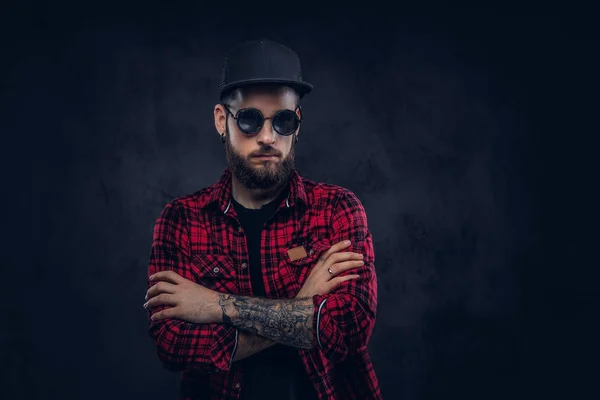 Skjeggete Hipster Med Tatovering Armene Med Kryssede Hender Kledd Flanellskjorte – stockfoto