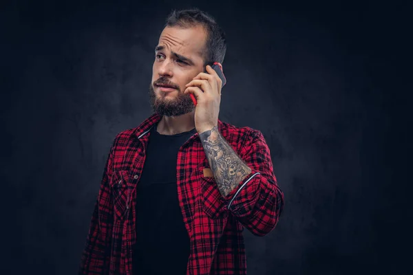 Portrét Tattoed Vousatý Muž Tetováním Ruce Mluvil Telefonu — Stock fotografie