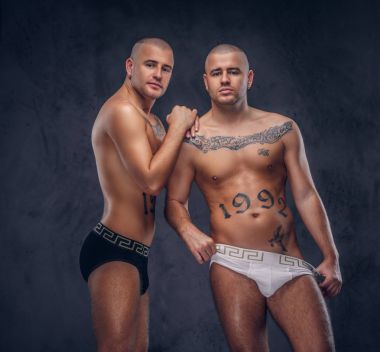 İki yakışıklı seksi adam.