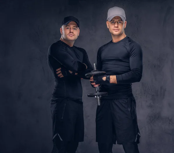 Porträtt av två stilig ung man klädd i en svart sportswea — Stockfoto