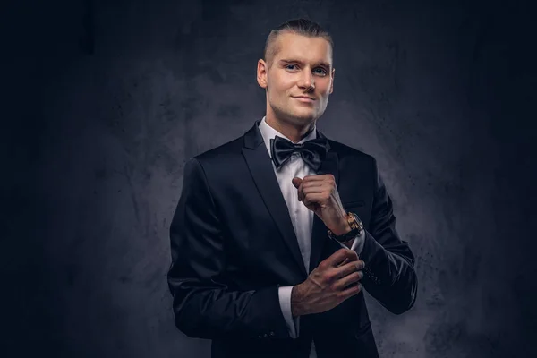 Retrato de um homem bonito e elegante . — Fotografia de Stock