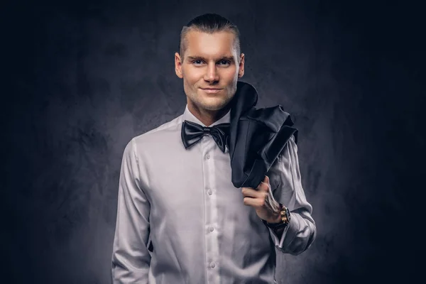 Casual bonito homem em uma camisa branca . — Fotografia de Stock