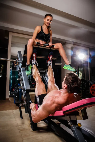 Sport par arbetar ute på gym. — Stockfoto