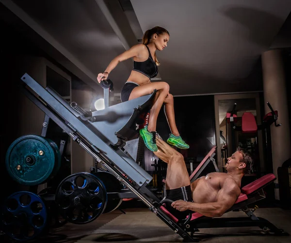 Casal de esportes está trabalhando no ginásio . — Fotografia de Stock