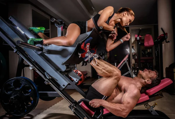 Spor salonunda spor çift çalışıyor. — Stok fotoğraf