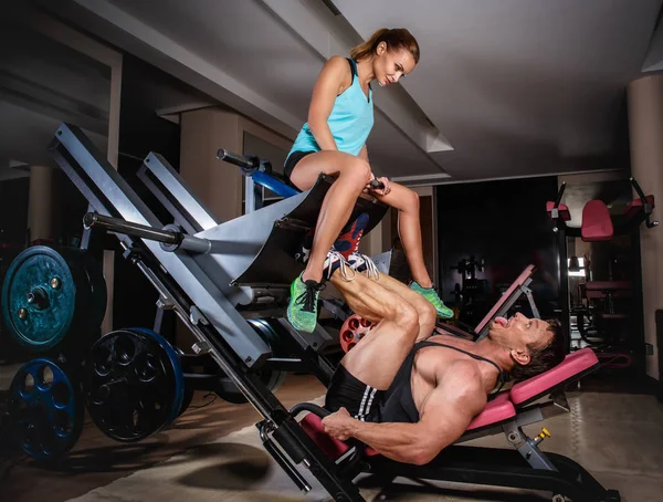 Man Weightlifter Doing Leg Presses His Trainer Sports Couple Working — Stock Photo, Image