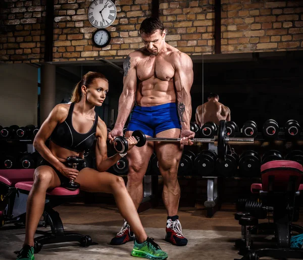 Sportpaar Trainiert Fitnessstudio Fitnessfrau Beim Training Mit Kurzhanteln Und Muskulöser — Stockfoto