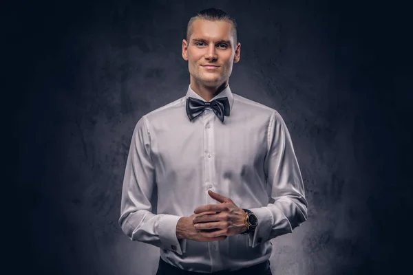 Detail Portrét Neformální Pohledný Muž Bílé Košili Tmavém Pozadí — Stock fotografie