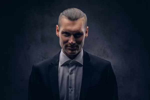 Elegante Homem Caucasiano Bonito Posando Olhando Para Câmera Isolada Fundo — Fotografia de Stock