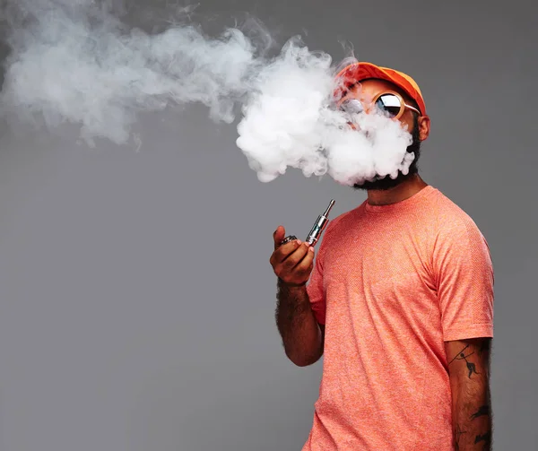 Retrato Hombre Hipster Barbudo Con Gorra Naranja Gafas Sol Fumando —  Fotos de Stock