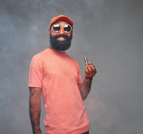 Porträt Eines Bärtigen Hipster Männchens Mit Orangefarbener Mütze Und Sonnenbrille — Stockfoto