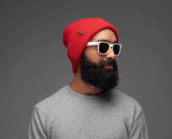 Retrato Hombre Barbudo Con Gorra Roja Gafas Sol Sobre Fondo — Foto de Stock