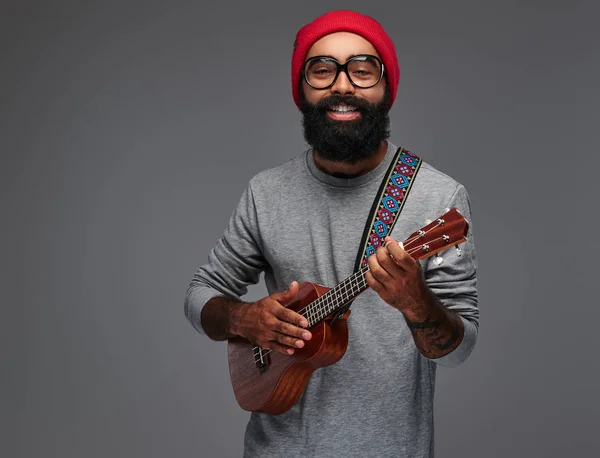 Porträtt Skäggig Hipster Hane Röd Hatt Och Solglasögon Spelar Ukulele — Stockfoto