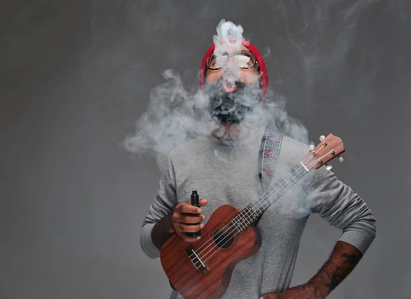 Retrato Homem Hipster Barbudo Chapéu Vermelho Óculos Sol Jogando Ukulele — Fotografia de Stock