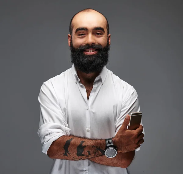 Портрет Бородатого Татуйованого Чоловіка Середнього Сходу Білій Сорочці Телефоном Ізольовано — стокове фото