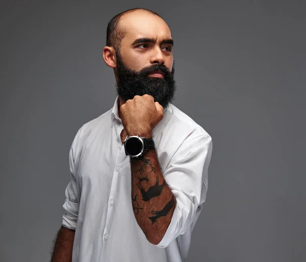 Retrato Hombre Barbudo Tatuado Oriente Medio Con Una Camisa Blanca —  Fotos de Stock