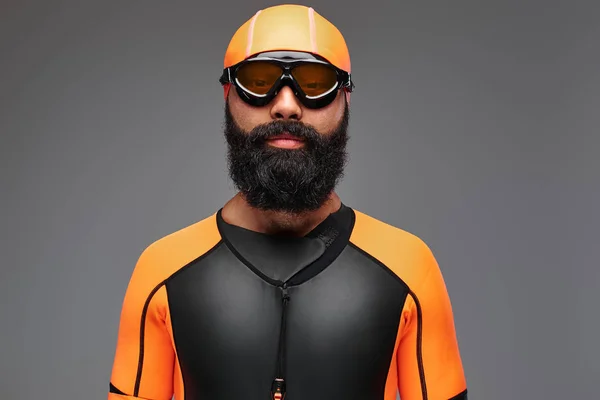 Retrato Hombre Barbudo Traje Neopreno Naranja Máscara Buceo Aislado Sobre — Foto de Stock