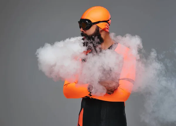 Portréja Egy Szakállas Férfi Narancssárga Neoprén Búvárruha Dohányzás Egy Elektronikus — Stock Fotó