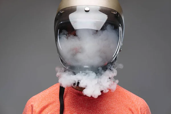 Hipster Capacete Motocicleta Fumando Cigarro Eletrônico Isolado Sobre Fundo Cinzento — Fotografia de Stock