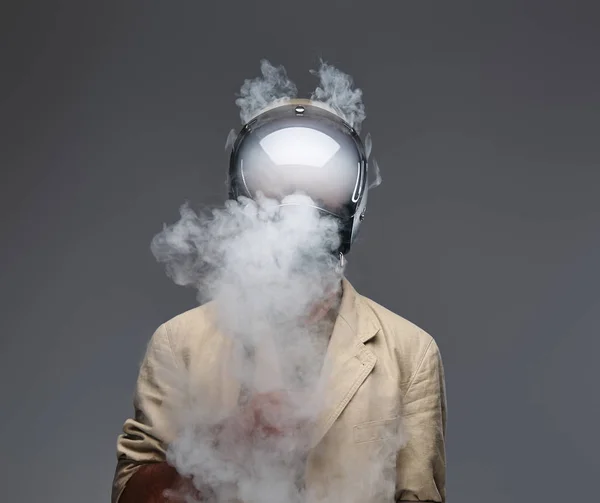 Bir Motosiklet Kask Sigara Elektronik Sigara Içinde Sakallı Hippi Gri — Stok fotoğraf