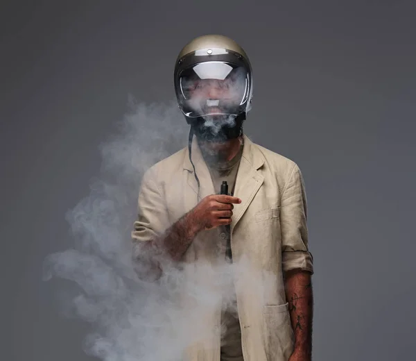 Een Bebaarde Hipster Een Motorfiets Helm Rookvrije Elektronische Sigaret Geïsoleerd — Stockfoto