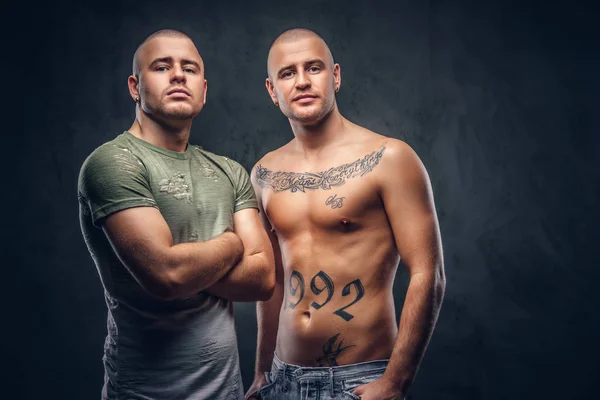 Porträt Zweier Brüder Legerer Kleidung Auf Dunklem Hintergrund — Stockfoto