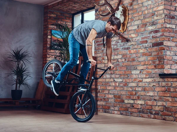 Кавказький Чоловік Робить Акробатичні Цифра Bmx Студії Студія Постріл — стокове фото