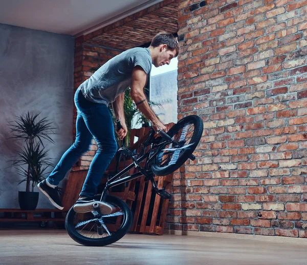 Homme Caucasien Fait Une Figure Acrobatique Avec Bmx Dans Studio — Photo