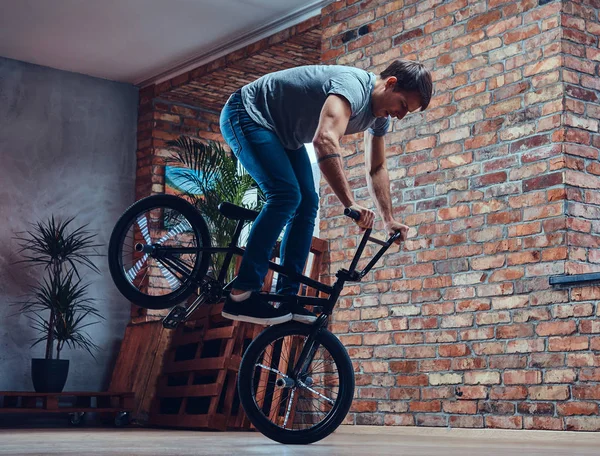 Homme Caucasien Fait Une Figure Acrobatique Avec Bmx Dans Studio — Photo