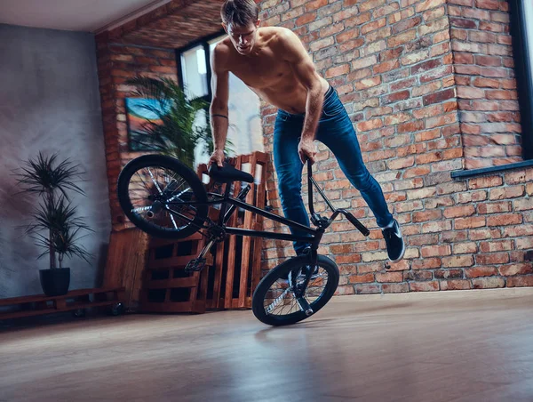 Starker Hemdloser Mann Macht Einem Studio Eine Akrobatische Figur Mit — Stockfoto