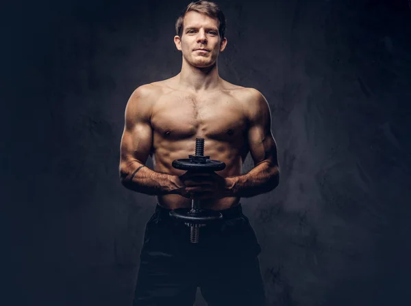 Studio Portret Shirtless Athletic Wytatuowany Mężczyzna Ubrany Szorty Sportowe Ćwiczeń — Zdjęcie stockowe