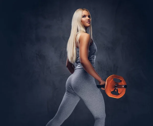 Een Sportieve Blonde Fitness Vrouw Poseren Met Een Barbell Een — Stockfoto