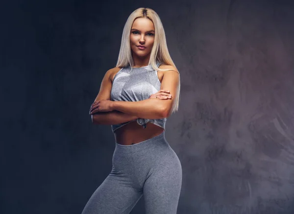 Portret Van Een Aantrekkelijke Jonge Blonde Grijze Sportkleding Een Grijze — Stockfoto