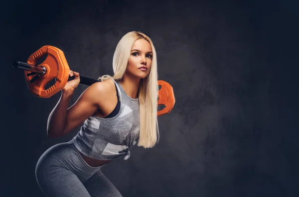 Una Guapa Rubia Haciendo Sentadillas Con Una Barra Aislado Sobre — Foto de Stock