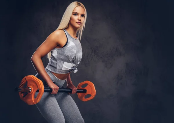 Eine Sportliche Blonde Fitness Frau Beim Sport Mit Einer Langhantel — Stockfoto