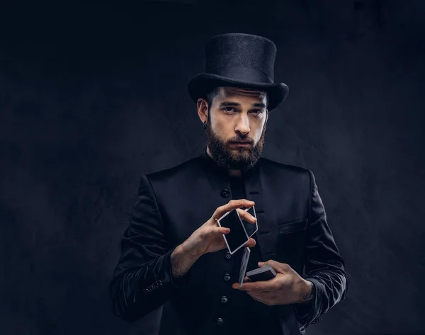 Mágico Mostrando Truque Com Jogar Cartas Fundo Escuro — Fotografia de Stock