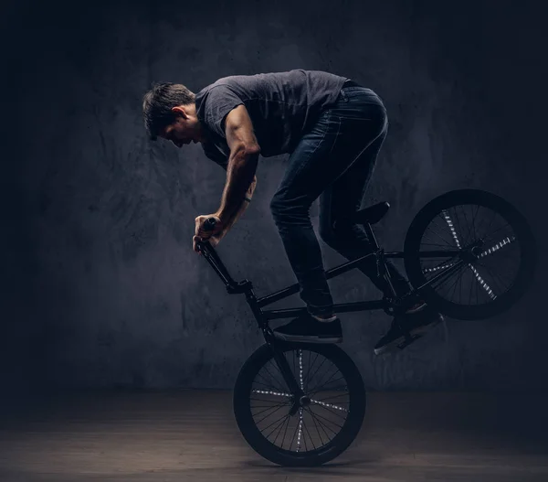 Bel Homme Shirt Jeans Fait Une Figure Acrobatique Avec Bmx — Photo