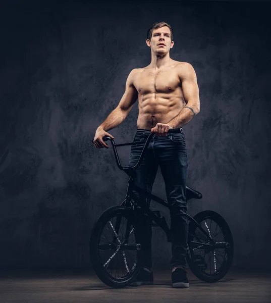 Guapo Hombre Sin Camisa Sonriente Camiseta Jeans Pie Con Bmx — Foto de Stock