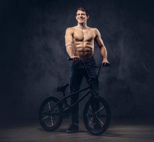 Guapo Hombre Sin Camisa Sonriente Camiseta Jeans Pie Con Bmx — Foto de Stock