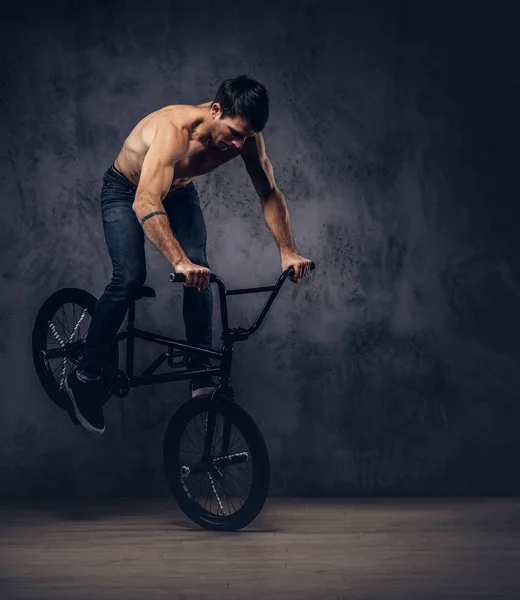 Fort Homme Torse Fait Une Figure Acrobatique Avec Bmx Dans — Photo