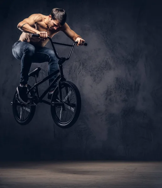 Starker Hemdloser Mann Macht Mit Bmx Einem Studio Eine Akrobatische — Stockfoto
