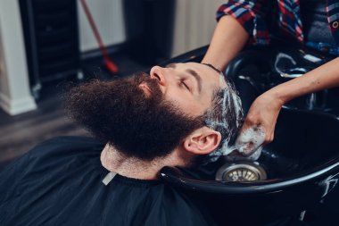 Bir berber dükkanı istemci saç yıkama profesyonel Kuaför.