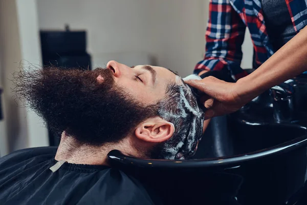 Professionele Kapper Wassen Van Het Haar Van Klant Een Kapsalon — Stockfoto