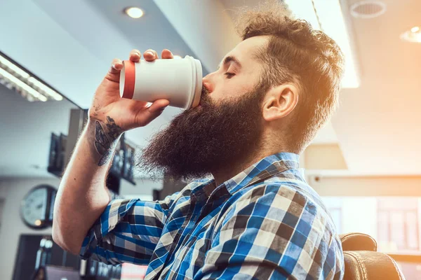 Nahaufnahme Porträt Eines Hübschen Bärtigen Mannes Mit Tätowierung Auf Dem — Stockfoto