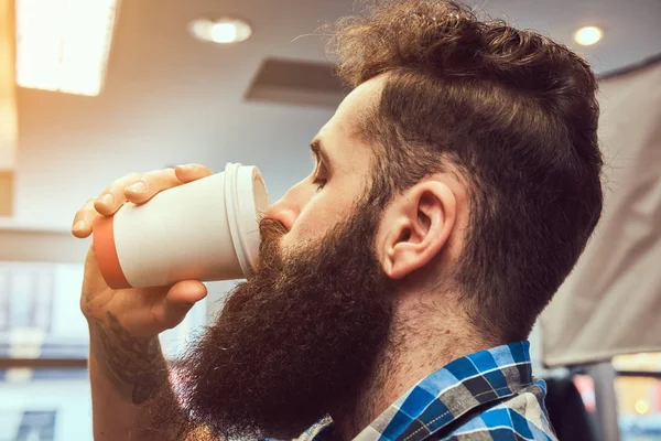 Nahaufnahme Porträt Eines Hübschen Bärtigen Mannes Mit Tätowierung Auf Dem — Stockfoto