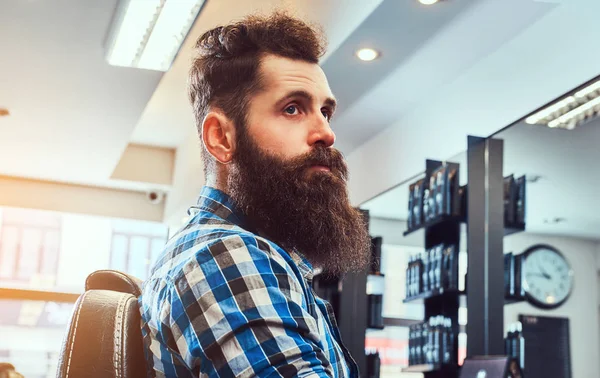 Homem Barbudo Elegante Bonito Vestido Com Uma Camisa Flanela Uma — Fotografia de Stock