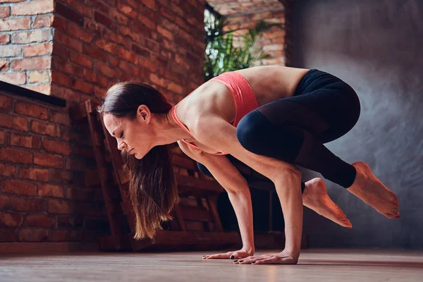 Medelålders Kvinna Attraktiv Balansera Händerna Och Öva Yoga Ett Rum — Stockfoto